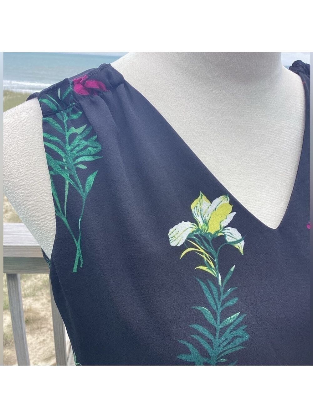 Floral V-Neck Tank by Vince Camuto - Picture 8 of 10